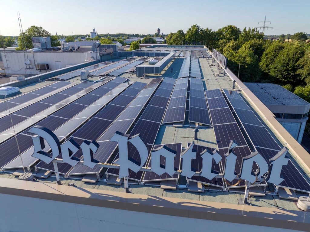 Dach mit Photovoltaikmodulen von ReGeTECH, die grüne Energie liefern
