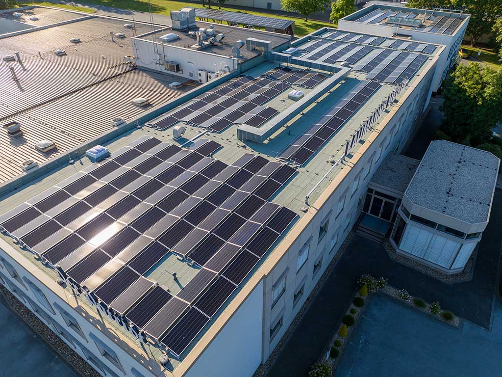 Photovoltaik-Systeme auf dem Flachdach eines Gewerbegebäudes.