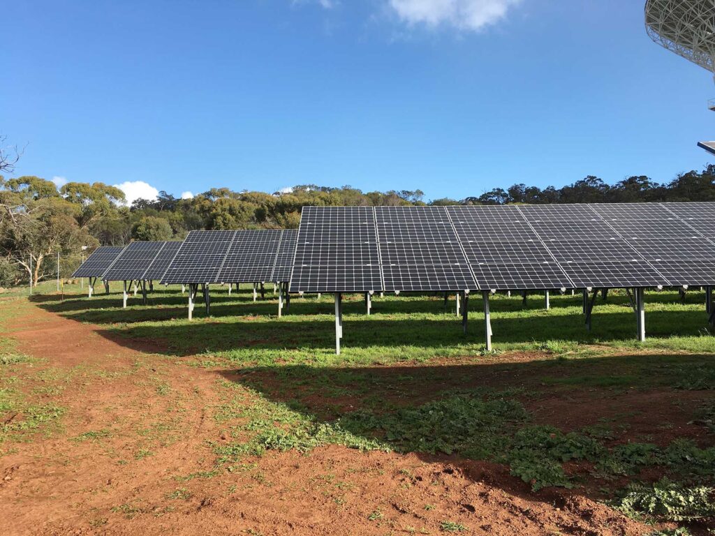 Aufnahme eines Solarparks mit Photovoltaikmodulen, der grüne Energie liefert