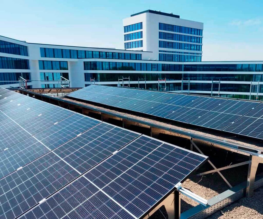 Photovoltaik-Anlage auf dem Dach eines Gewerbegebäudes